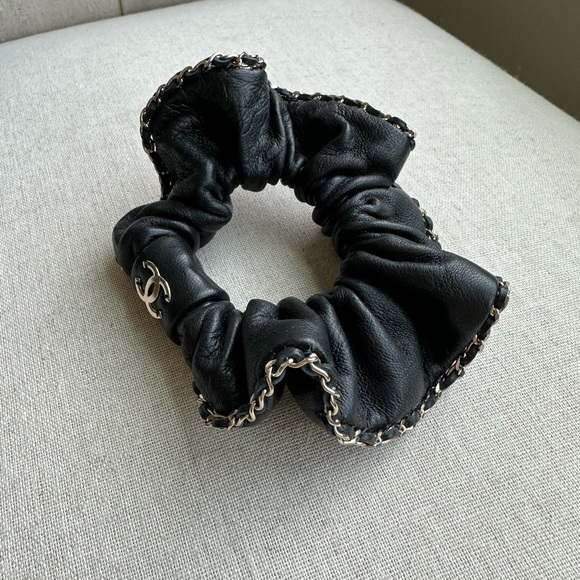 CHANEL LAMBSKIN AND GOLD HAIR ACCESSORY. BLACK WITH GOLD WOVEN TRIM. - Picture 5 of 6